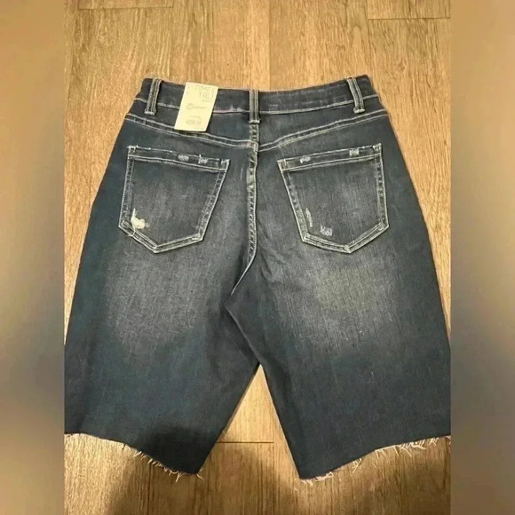 New size 6 jean shorts - Picture 5 of 10